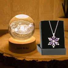 Keyfim Shop Büyük Boy Işıklı Ahşap Kaideli Gezegenler Temalı Cam Küre 8cm ve Lotus Çiçeği Kolye