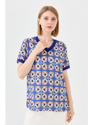 Desen Triko Kadın V Yaka Renkli Desenli Penye T-Shirt Mavi