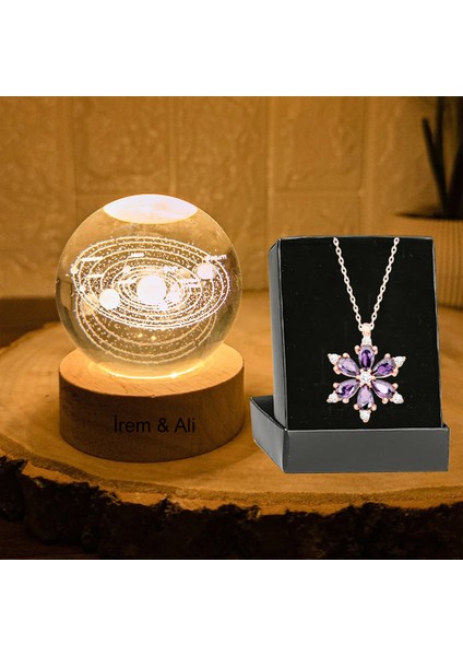 Büyük Boy Işıklı Ahşap Kaideli Gezegenler Temalı Cam Küre 8cm ve Lotus Çiçeği Kolye