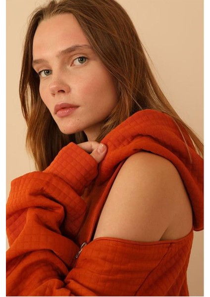 Petek Kumaş Uzun Kol Kapüşonlu Fermuar Detaylı Kadın Sweatshirt-Tarçın fiyatları