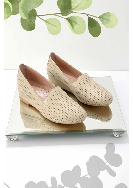 Kadın Dolgu Topuklu Ayakkabı Bej Renk Hakiki Deri ile Şık ve Rahat