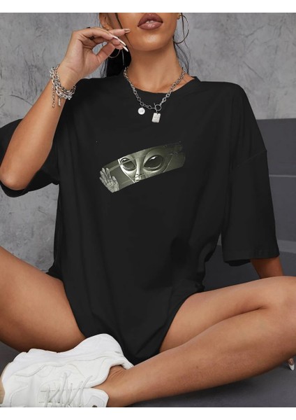 Kadın Uzaylı Baskılı Oversize Tshirt Daxis Sportwear Company modelleri