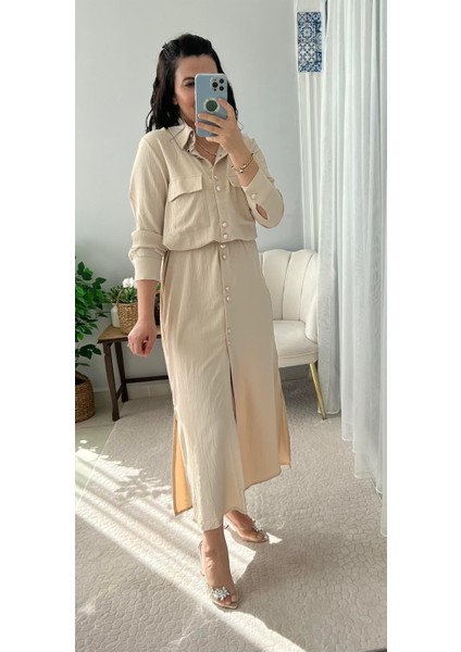 GOLD DÜĞME DETAYLI KUŞAKLI UZUN KREM ELBİSE