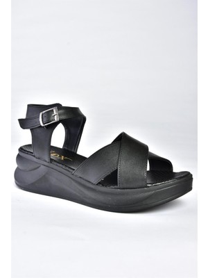 Fox Shoes P713330209 Siyah Kalın Tabanlı Günlük Kadın Sandalet