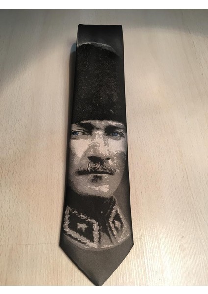 Atatürk Resim Siyah Kravat Mavi Göz Detay