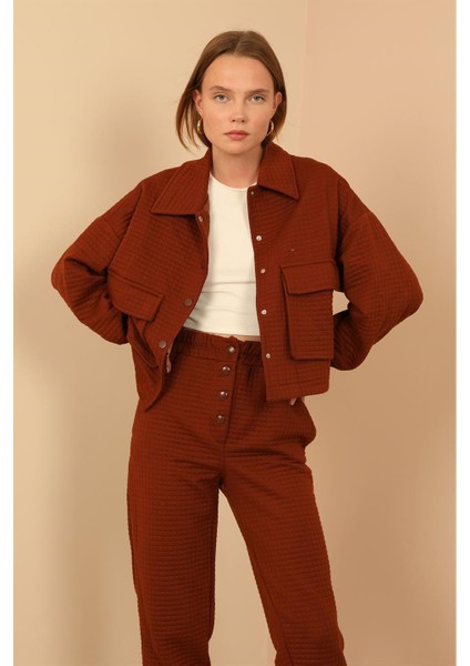 Kapitone Kumaş Bilek Boy Tam Kalıp Çıtçıt Detaylı Kadın Pantolon-Kahve fiyatları