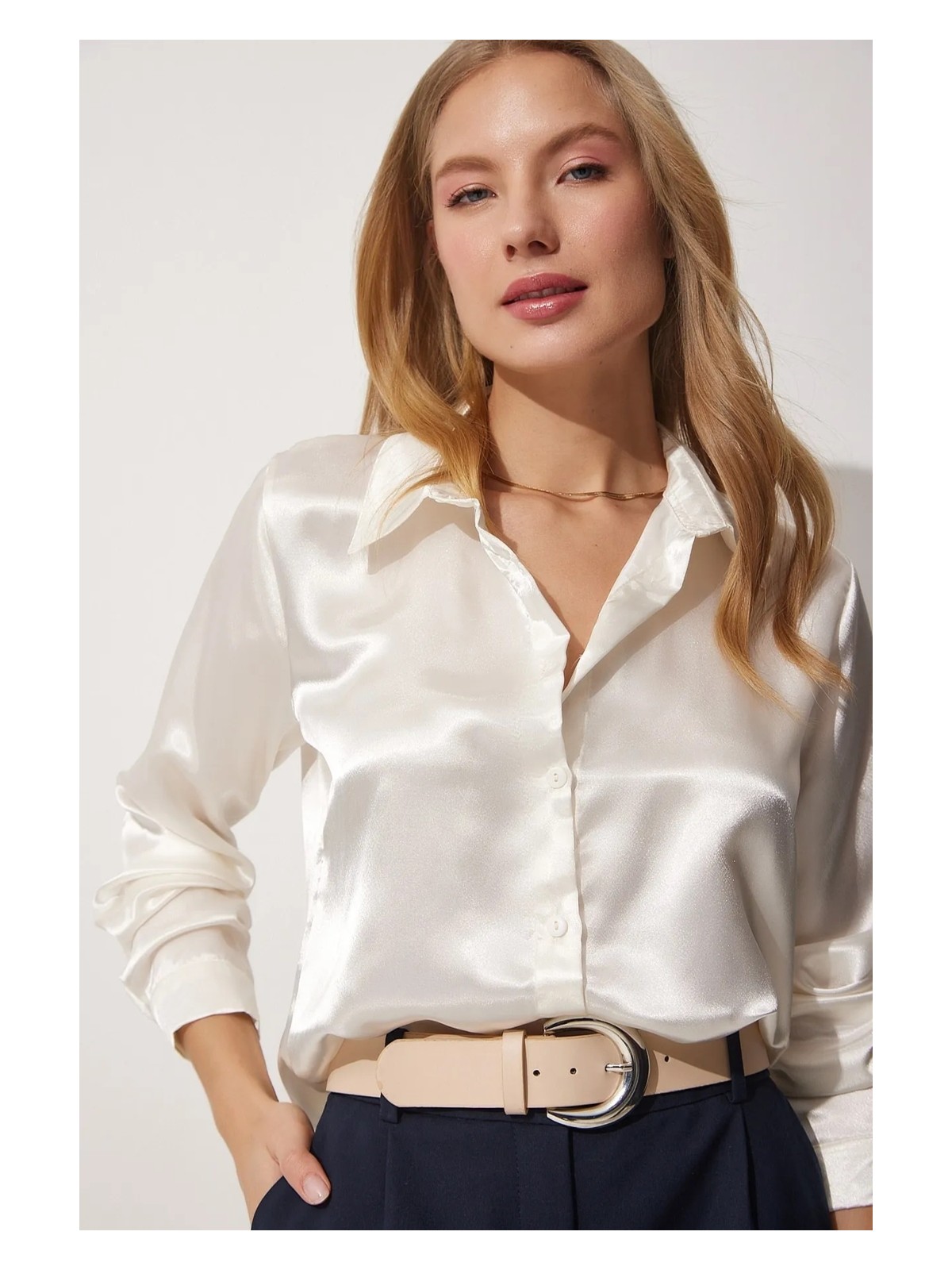 Hazelin Kadın Açık Krem Hafif Dökümlü Saten Yüzeyli Gömlek HZL22W-BD139641