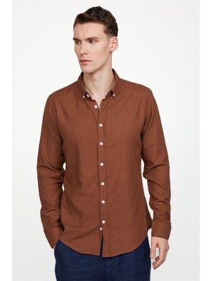 Tudors Erkek Slim Fit Dar Kesim %100 Pamuk Keten Doku Düğmeli Yaka Kahverengi Gömlek