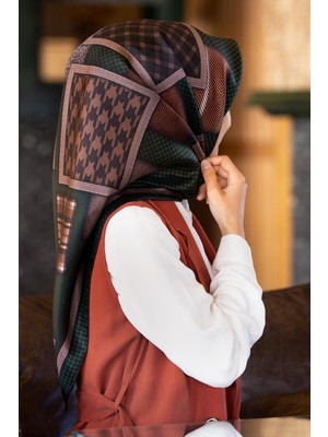 Vissona %100 Twill İpek Kazakayaklı Ve Ekose Desenli Taba - Siyah Renkli 90x90 Eşarp Dikim Şekli : El Dikişi