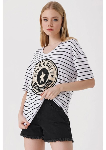 Kadın Beyaz V Yaka Baskılı Çizgili Rahat Kalıp Hafif Oversize T-Shirt HZL23S-BD143031