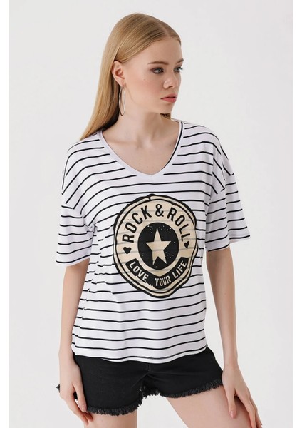 Kadın Beyaz V Yaka Baskılı Çizgili Rahat Kalıp Hafif Oversize T-Shirt HZL23S-BD143031 fiyatları