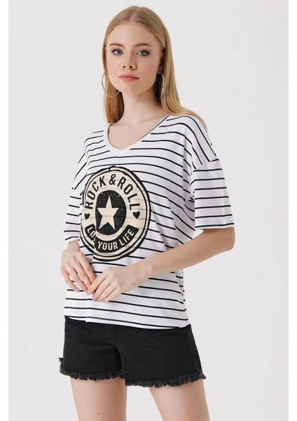 Kadın Beyaz V Yaka Baskılı Çizgili Rahat Kalıp Hafif Oversize T-Shirt HZL23S-BD143031 modelleri
