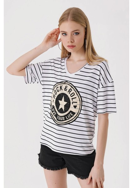 Kadın Beyaz V Yaka Baskılı Çizgili Rahat Kalıp Hafif Oversize T-Shirt HZL23S-BD143031 fırsatları