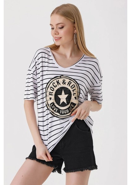 Kadın Beyaz V Yaka Baskılı Çizgili Rahat Kalıp Hafif Oversize T-Shirt HZL23S-BD143031 indirimleri