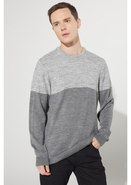 Erkek Gri Melanj Standart Fit Normal Kesim Bisiklet Yaka Colorblok Desenli Triko Kazak