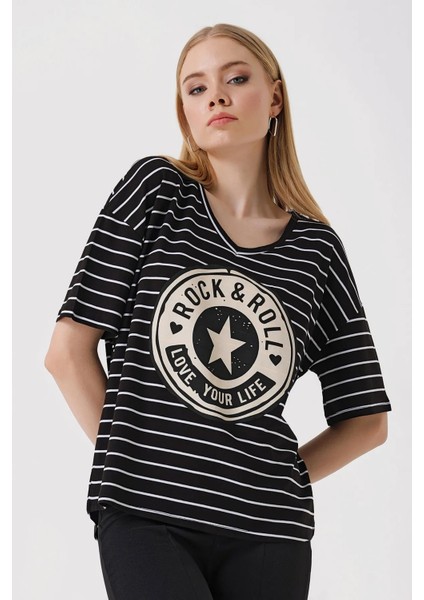 Kadın Siyah V Yaka Baskılı Çizgili Rahat Kalıp Hafif Oversize T-Shirt HZL23S-BD143031 fiyatları
