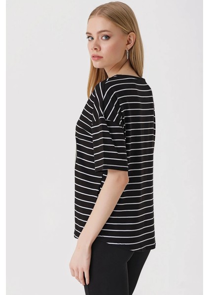 Kadın Siyah V Yaka Baskılı Çizgili Rahat Kalıp Hafif Oversize T-Shirt HZL23S-BD143031 fırsatları