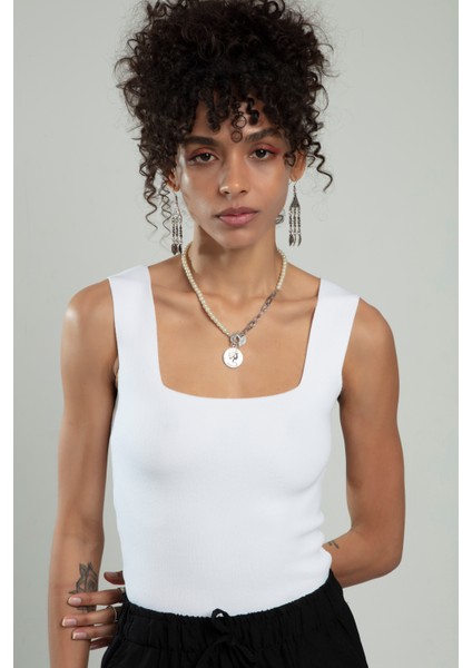 Beyaz Renkli Kare Yaka Kadın Spor Askılı Triko Atlet Crop Top Bluz SFYZ1001