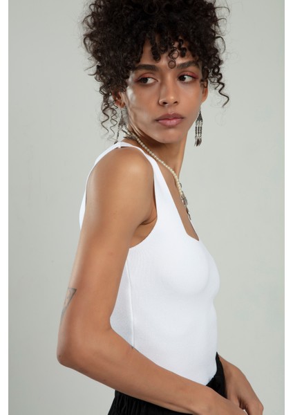 Beyaz Renkli Kare Yaka Kadın Spor Askılı Triko Atlet Crop Top Bluz SFYZ1001 fırsatları