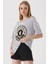 Kadın Beyaz V Yaka Baskılı Çizgili Rahat Kalıp Hafif Oversize T-Shirt HZL23S-BD143031 1