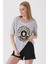 Kadın Beyaz V Yaka Baskılı Çizgili Rahat Kalıp Hafif Oversize T-Shirt HZL23S-BD143031 5