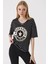 Kadın Siyah V Yaka Baskılı Çizgili Rahat Kalıp Hafif Oversize T-Shirt HZL23S-BD143031 1