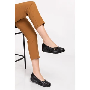 Akgün Terlik Kadın Siyah  Deri Ortopedik Ayakkabı