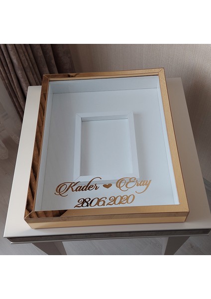 40X50 cm Yeni Trend 8 cm Derinliğinde Gold Pleksi Kaplı Fotoğraf Bölümlü Çerçeve! Gül Kutusu fiyatları