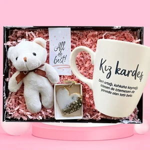 Kız Kardeşe Özel Hediye Seti – Seramik Kupa, Peluş Ayıcık, Mesajlı Kalp Anahtarlık ve Şık Hediye Kutusu