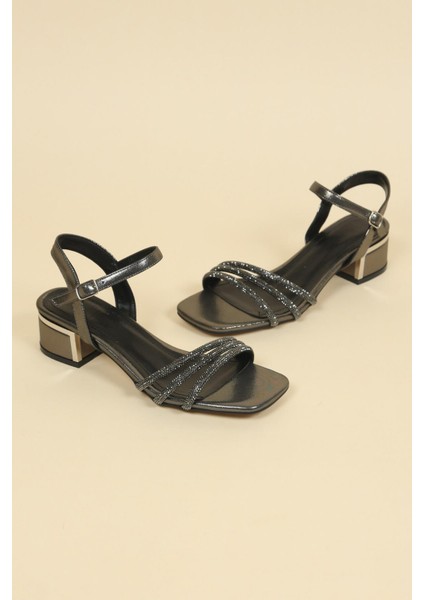 Taş Biyeli Alçak Topuklu Ayakkabı PLATİN indirimleri