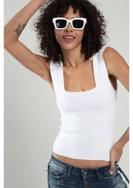 Beyaz Renkli Kare Yaka Kadın Yığma Desen Spor Askılı Triko Atlet Crop Top Bluz SFYZ1003