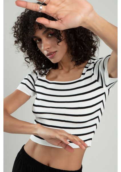 Kadın Beyaz Renkli Siyah Çizğili Kare Yaka Kısa Kollu Spor Triko Crop Top Badi SFYZ1005