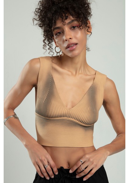 Bej Renkli Kadın Özel Sprey Boyamalı V Yakalı Spor Triko Atlet Büstiyer Crop Tap Bluz SFYZ1013