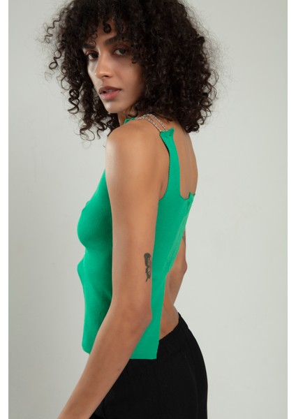 Yeşil Renkli Kadın Spor Omuzdan Zincirli, Kuş Gözü Zincir Bağlamalı Triko Atlet Büstiyer Crop Top fırsatları