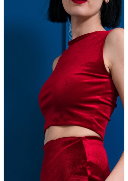 Kırmızı Ince Kadife Sırt Dekolteli Crop Üst modelleri