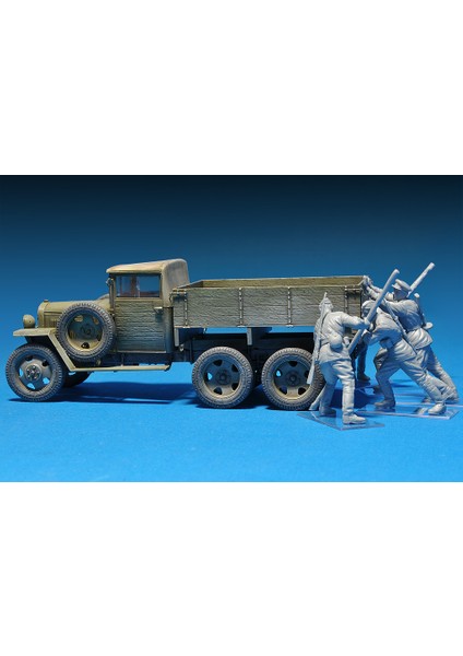 1/35 Ölçek Plastik Maket, Sovyet Askerleri Kamyon İterken