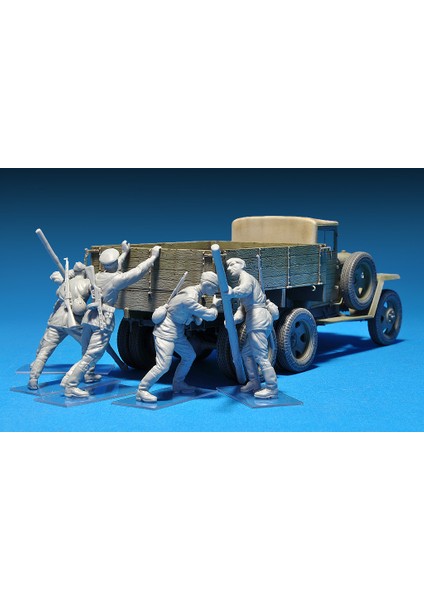 1/35 Ölçek Plastik Maket, Sovyet Askerleri Kamyon İterken