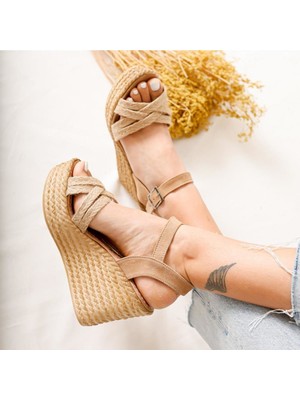 Limoya Margo DeveTüyü Çapraz Hasır Bantlı Dolgu Topuklu Sandalet