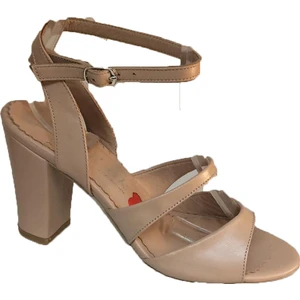 Bej Yeşil Deri Topuklu Bantlı Şık Sandalet