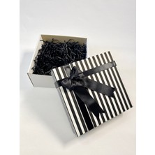 Aura Gift Shop Siyah Fiyonklu, Siyah Beyaz Çizgili Renk, Kapaklı, Siyah Kırpıklı Boş Hediye Kutusu, 20X20X9CM