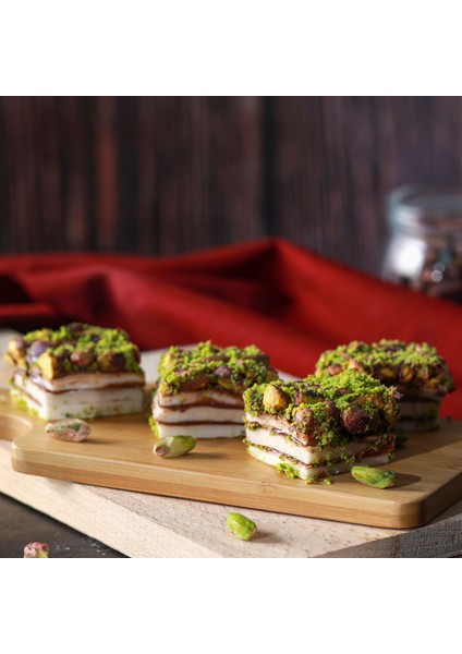 İçi Dışı Antep Fıstıklı Çikolatalı Baklava Bohça Lokum 250g