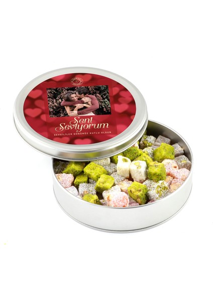 Kendi Fotoğrafınızla Sevgililer Günü Hediyesi Çifte Kavrulmuş Lokum (Metal Yuvarlak Kutu) 300g
