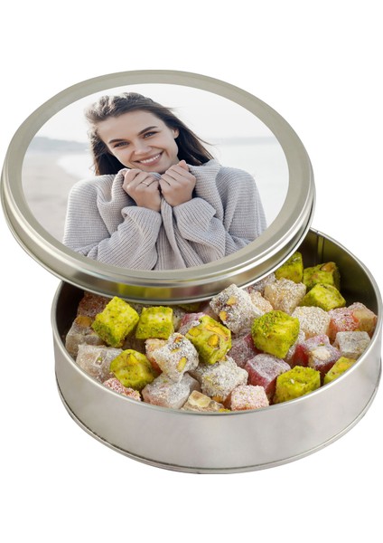 Kendi Fotoğrafınızla Kişiye Özel Hediye Çifte Kavrulmuş Lokum (Metal Yuvarlak Kutu) 300g