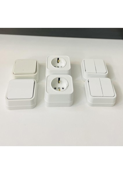 Sıva Üstü 2 Adet Anahtar+ 2 Adet Topraklı Priz+2 Adet Komitatör Beyaz