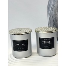 2'li Mum Seti, Kapaklı, Dekoratif Gri Cam Bardak Mum, Sütlü Vanilya Kokulu, Siyah Etiket