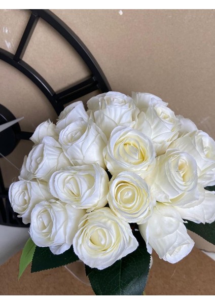 Ithal Yapay Beyaz Tomur Güllerle Hazırladığımız Gelin Buketi ve Damat Yaka Çiçeğimiz fiyatları