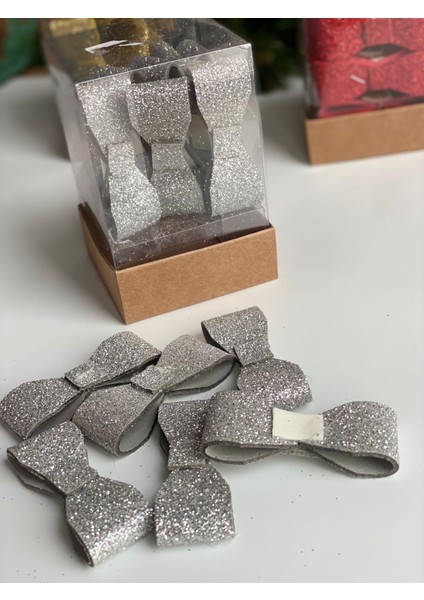 Yeni Yıl Yılbaşı 15LI Parlak Simli Fiyonklu Dekorasyon Çam Ağacı Paket Hediye Süsü Kutulu Gümüş