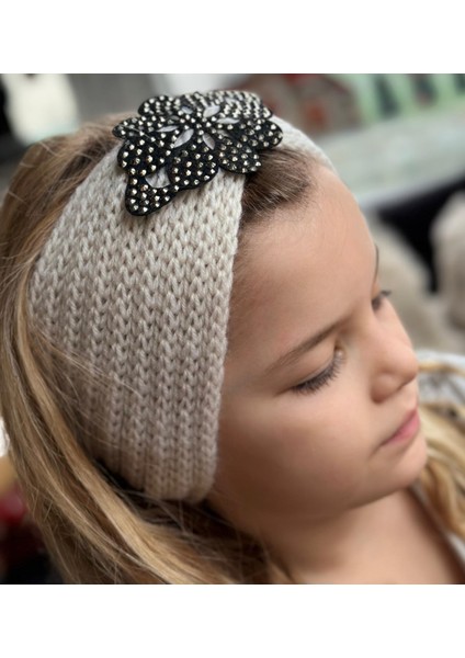 Trend Moda Lüks Kadın Çocuk Örgü Örme Zımba Taş Broş Logolu Bandana Saç Bantı Kulaklık Krem Beyaz fiyatları