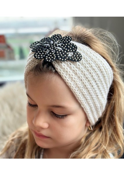 Trend Moda Lüks Kadın Çocuk Örgü Örme Zımba Taş Broş Logolu Bandana Saç Bantı Kulaklık Krem Beyaz modelleri