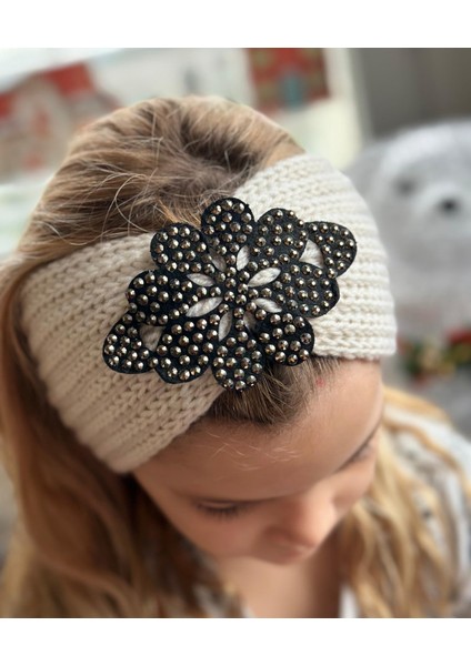 Trend Moda Lüks Kadın Çocuk Örgü Örme Zımba Taş Broş Logolu Bandana Saç Bantı Kulaklık Krem Beyaz fırsatları